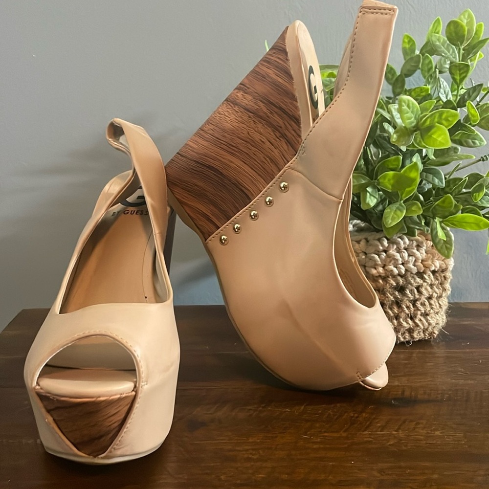 GUESS SIZE 7.5 MEDIUM WEDGE SANDAL HEELS, NATURAL IN COLOR